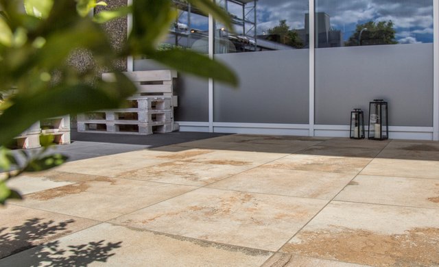 Die Fliese Solanas im Außenbereich auf einer Terrasse verlegt