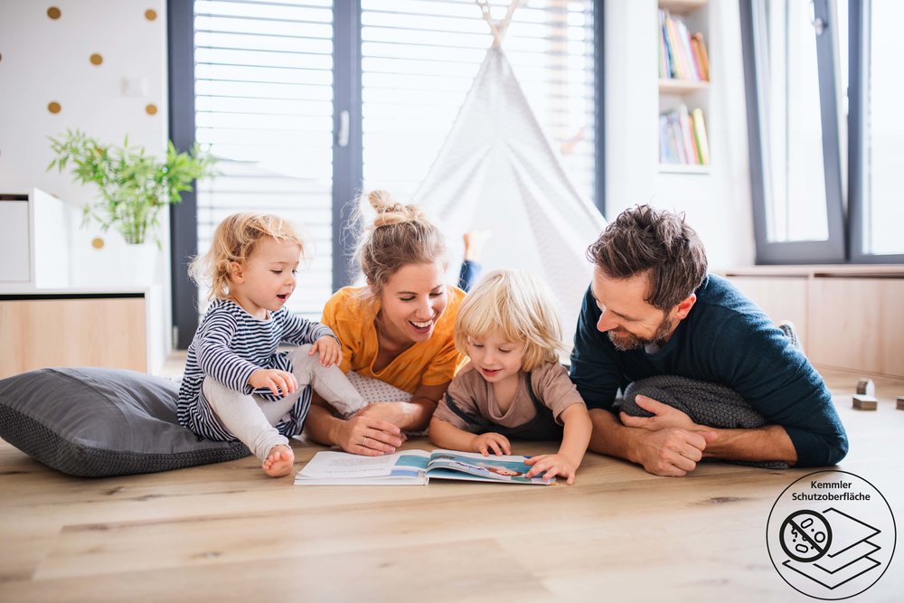 Glückliche Familie auf Ihrem Fliesenboden