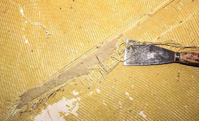 Teppichkleber von Fliesen entfernen