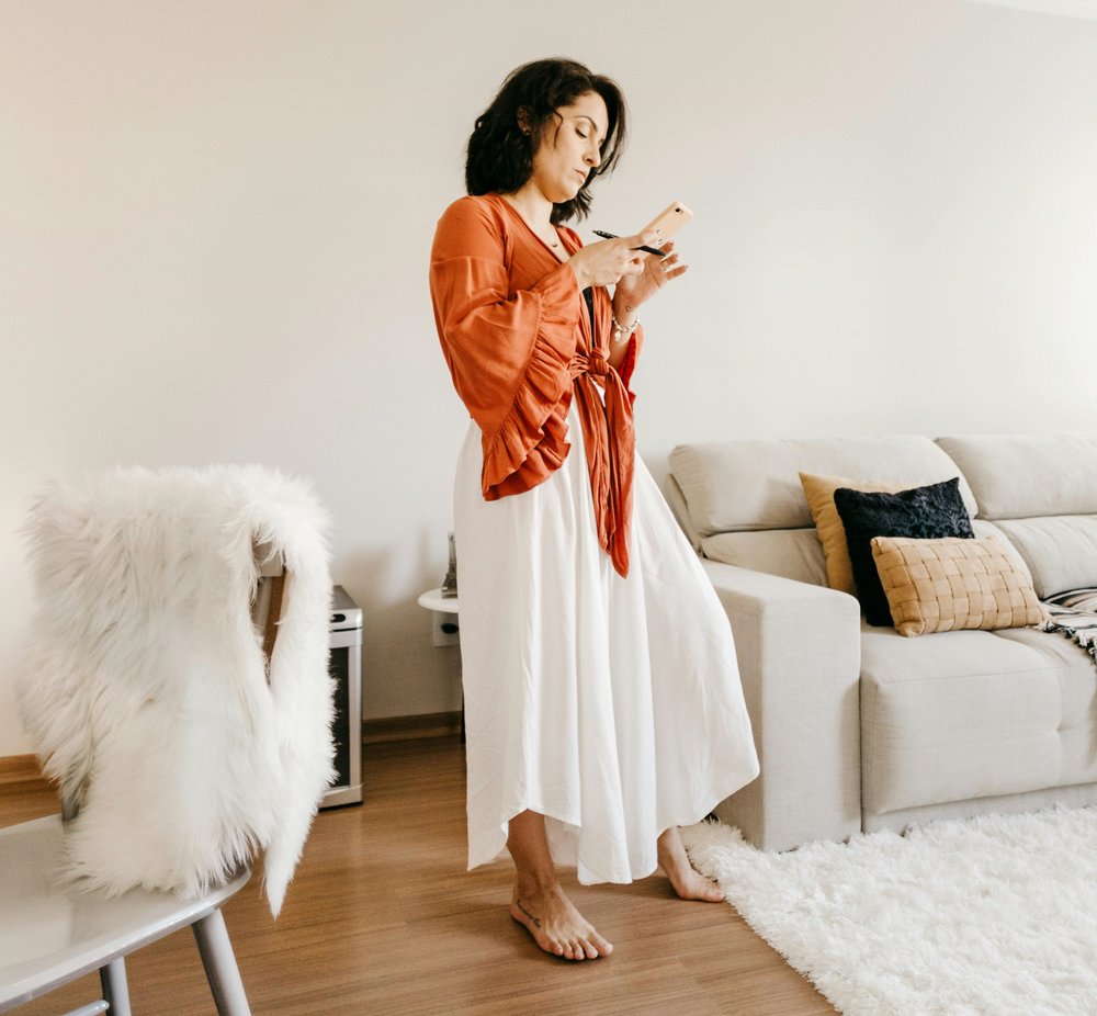 frau-im-wohnzimmer-smartphone-cropped