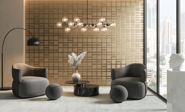 Luxuriöser Sitzbereich mit goldener Wandfliese und eleganten Design-Sesseln.
