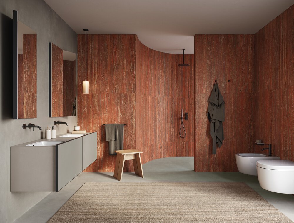 Badezimmer mit Fliesen in Travertinoptik