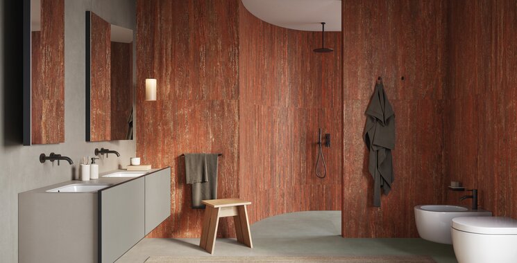 Badezimmer mit Fliesen in Travertinoptik