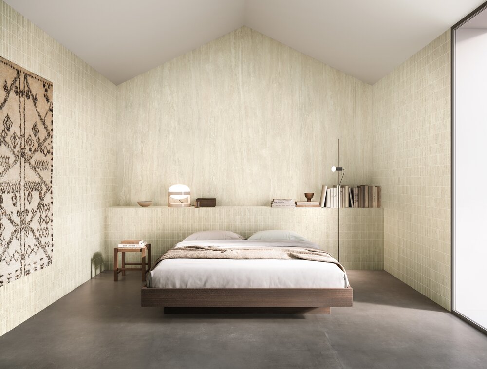 Schlafzimmer mit beigen Fliesen in Travertinoptik
