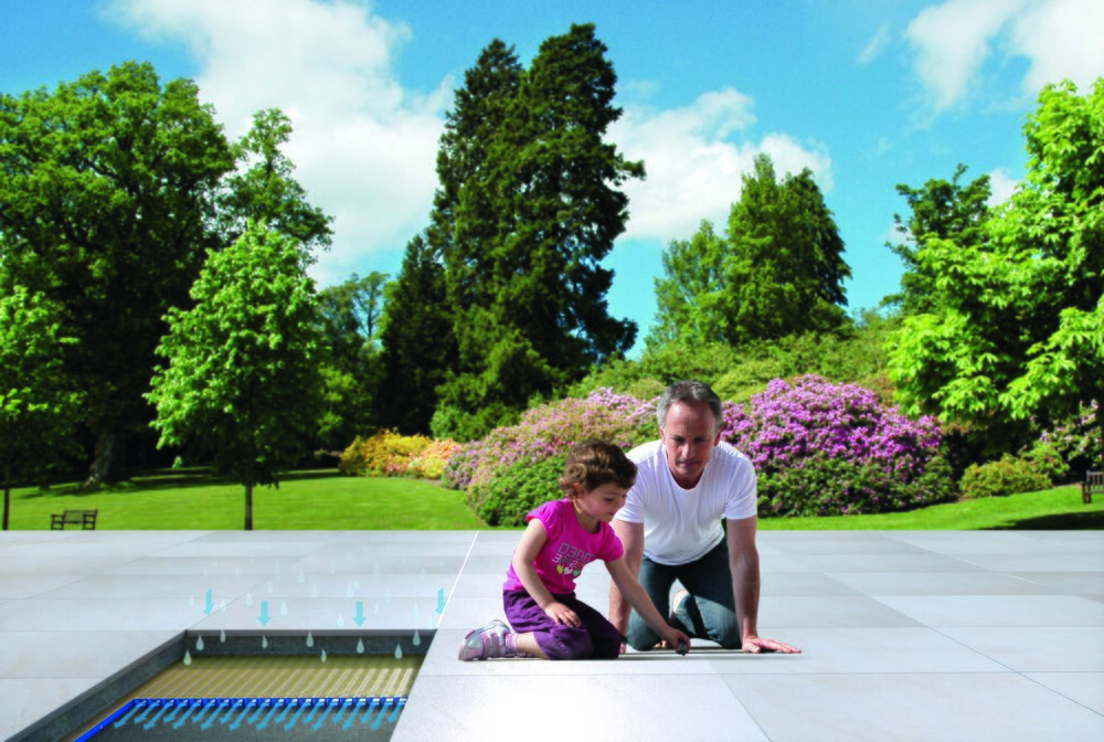 Vater und Kind auf Terrassenplatten
