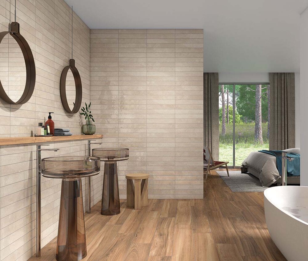 Beige Wandfliesen im länglichen Format kombiniert mit Holzoptik-Bodenfliesen in einem modernen Bad-Schlafzimmer-Ensemble.