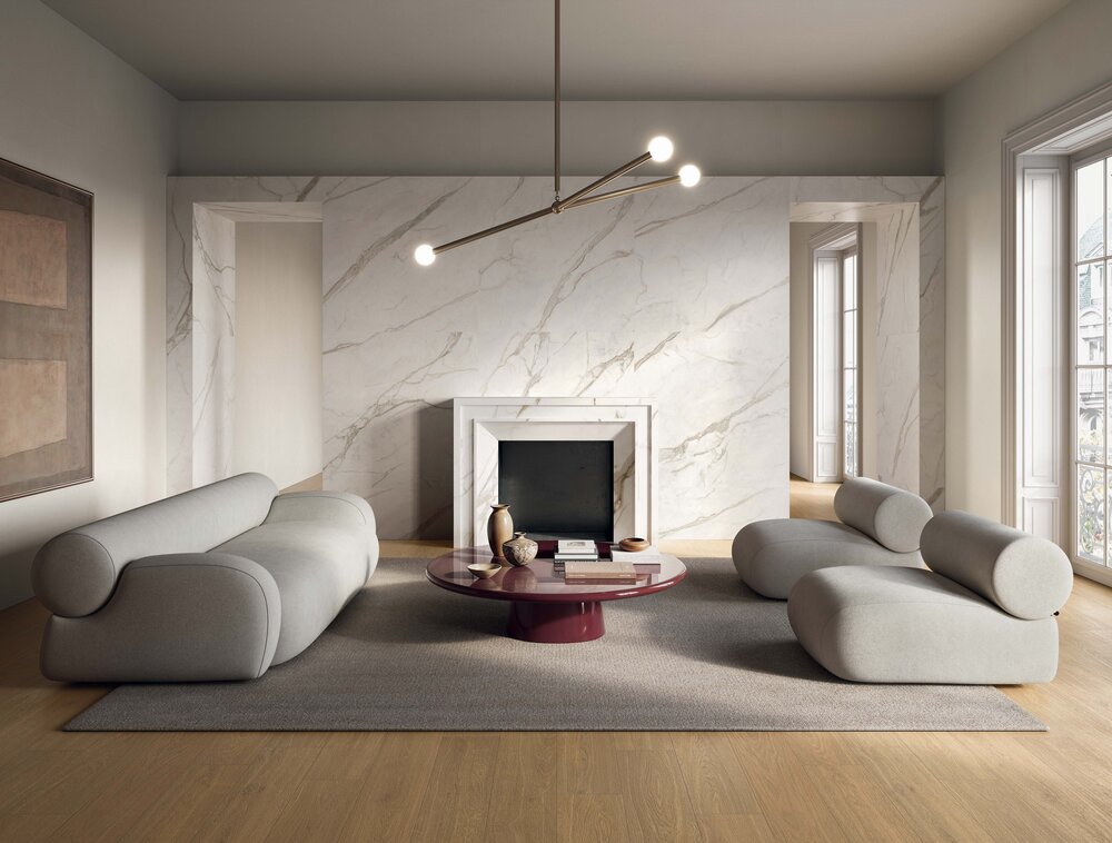 Helle Wandfliese in Marmoroptik in luxuriösem Wohnzimmer mit Designermöbeln