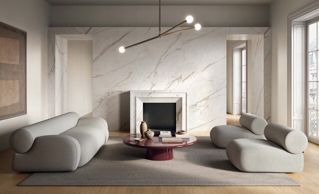 Helle Wandfliese in Marmoroptik in luxuriösem Wohnzimmer mit Designermöbeln