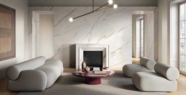 Helle Wandfliese in Marmoroptik in luxuriösem Wohnzimmer mit Designermöbeln