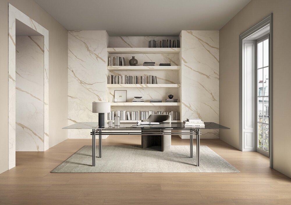 Home-Office mit offener Regalwand in Marmoroptik