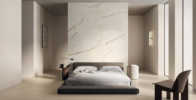 Modernes Schlafzimmer mit Akzentwand aus Fliesen in warmer Marmoroptik