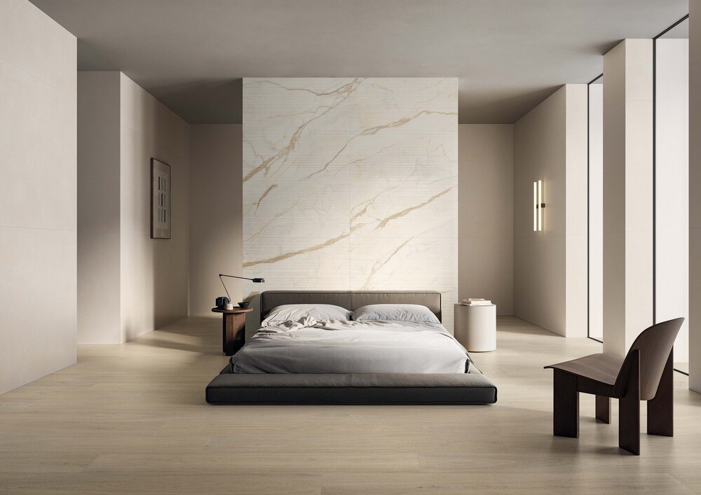 Modernes Schlafzimmer mit Akzentwand aus Fliesen in warmer Marmoroptik