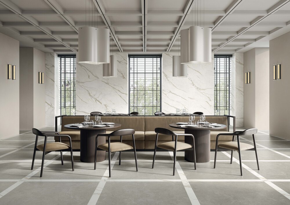 Restaurant-Interieur mit markanter Marmorwand