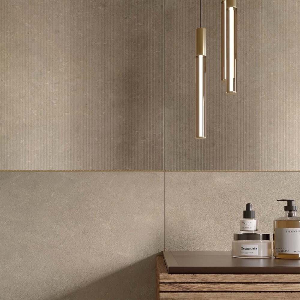 Natursteinoptik-Wandfliese mit feiner Rillenstruktur und eleganter Lichtinszenierung