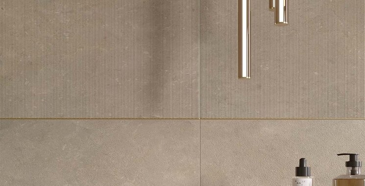 Natursteinoptik-Wandfliese mit feiner Rillenstruktur und eleganter Lichtinszenierung
