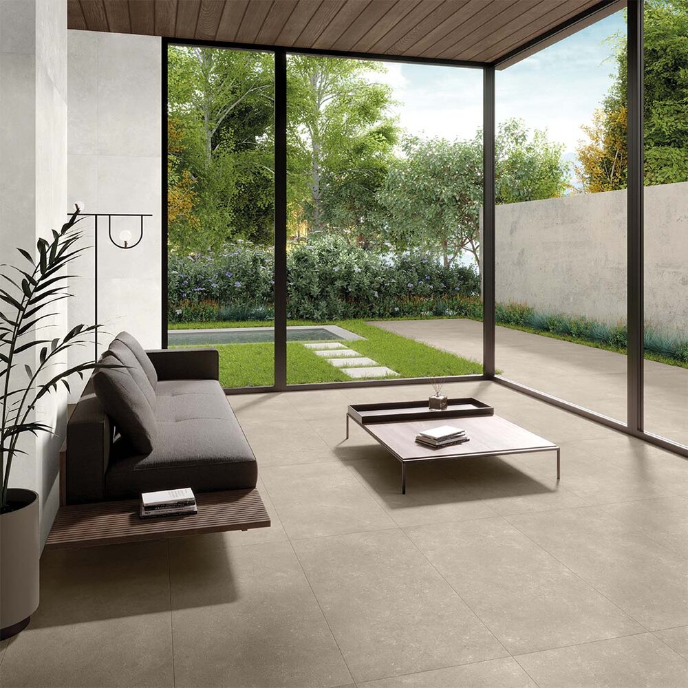 Großformatige Natursteinoptik-Fliese auf Terrasse und im Wohnzimmer mit Blick ins Grüne