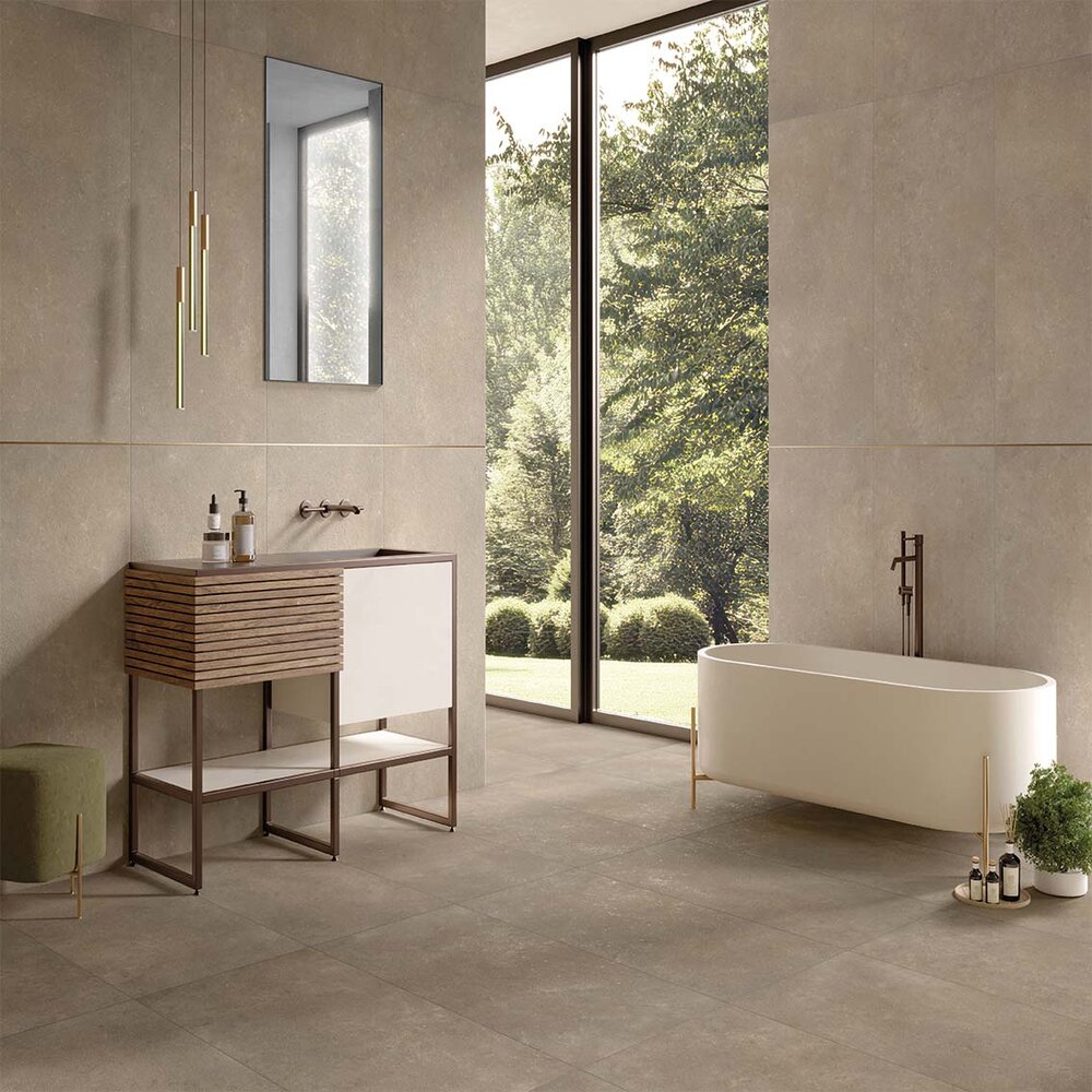 Zeitlose Natursteinoptik-Fliese im Bad mit freistehender Wanne und Blick ins Grüne