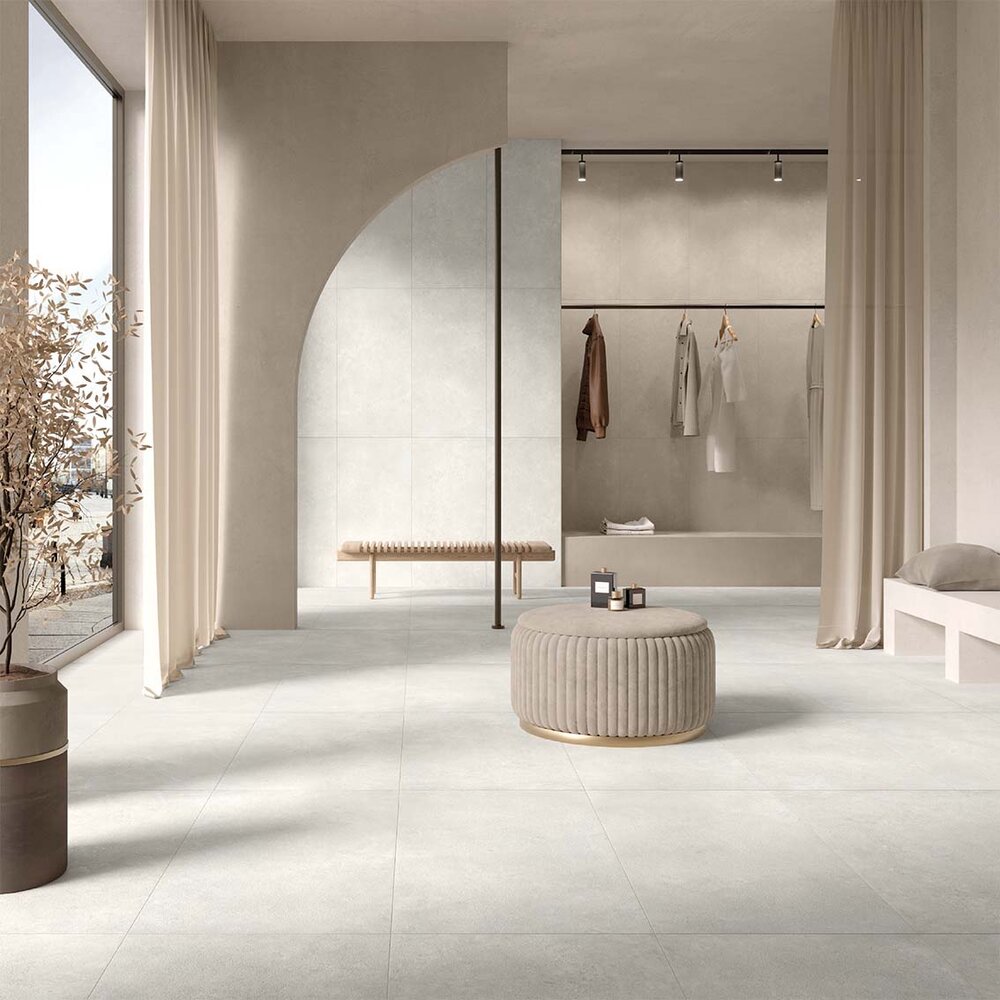 Natursteinoptik-Fliese in einem eleganten, minimalistischen Wohnraum mit hellen Vorhängen und Rundbogen