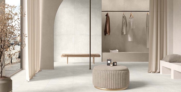 Natursteinoptik-Fliese in einem eleganten, minimalistischen Wohnraum mit hellen Vorhängen und Rundbogen