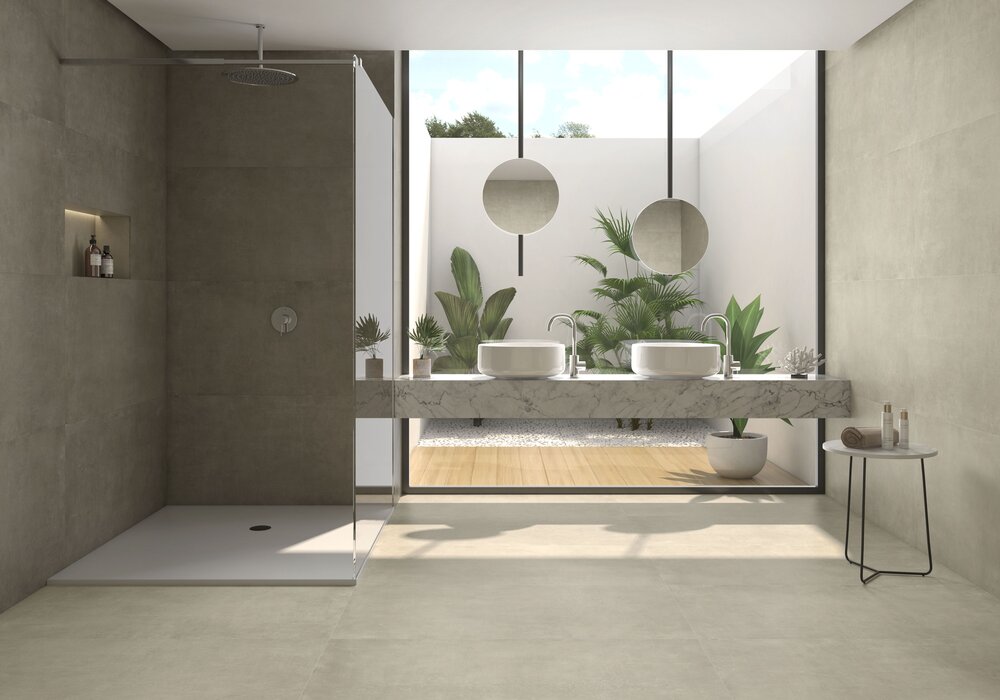 Helles Badezimmer mit Cannigione Fliese 100×100 cm – ruhige Natursteinoptik und klare Linien