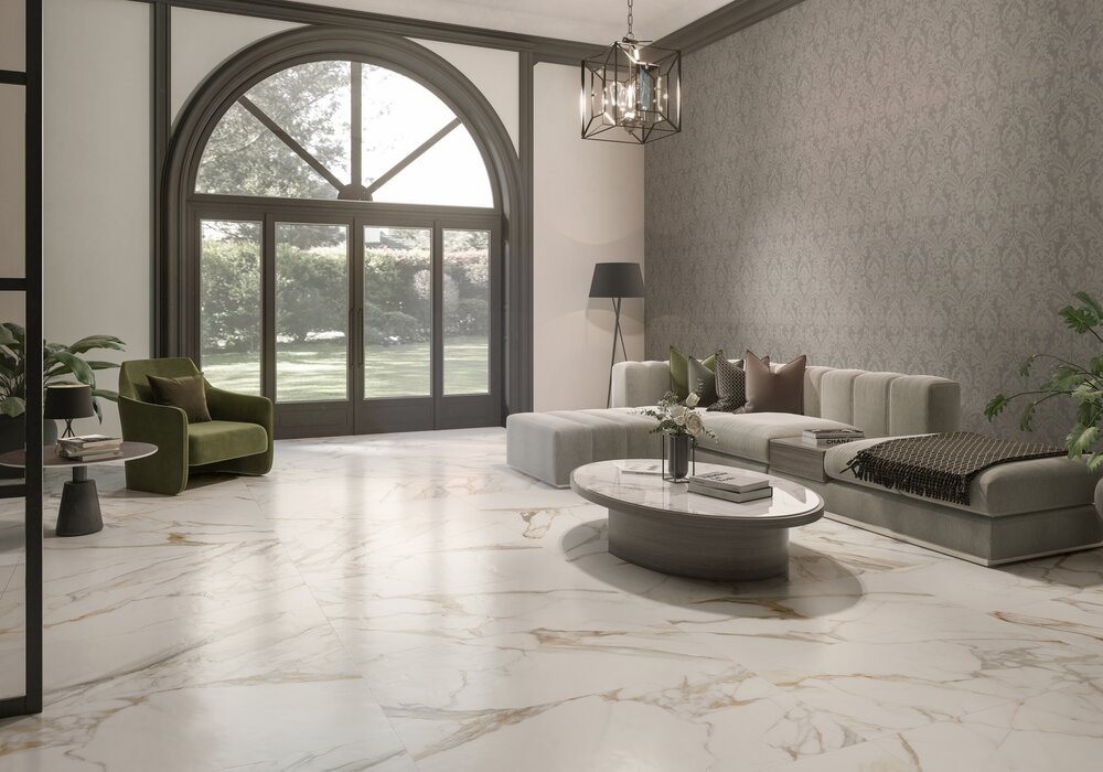 Wohnbereich mit großformatiger Natursteinoptik-Fliese in Marmoroptik und edler Lichtstimmung