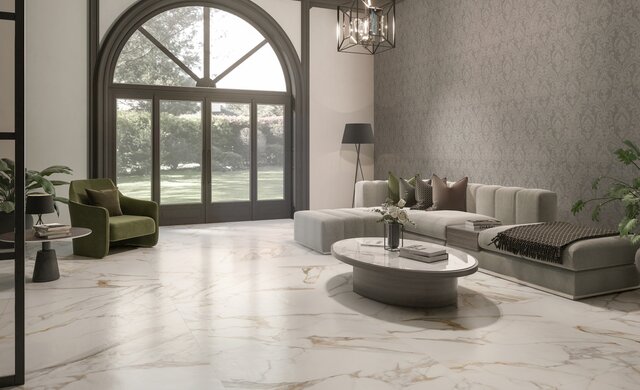 Wohnbereich mit großformatiger Natursteinoptik-Fliese in Marmoroptik und edler Lichtstimmung