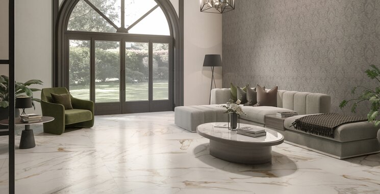 Wohnbereich mit großformatiger Natursteinoptik-Fliese in Marmoroptik und edler Lichtstimmung