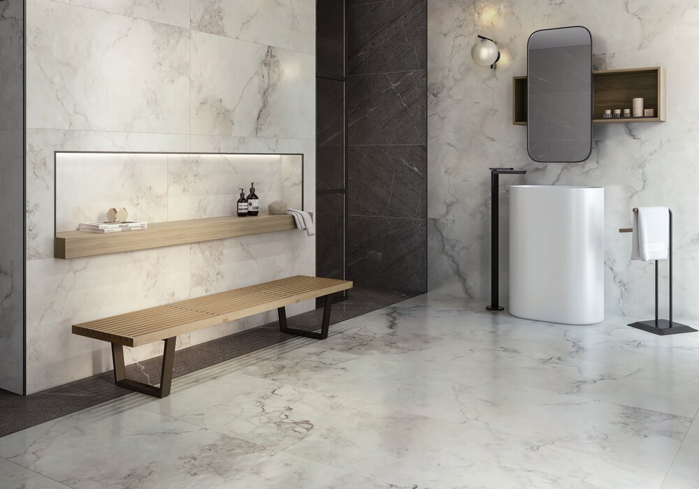 Badgestaltung mit Fliese in eleganter Marmoroptik und Kontrasten in Dunkelgrau
