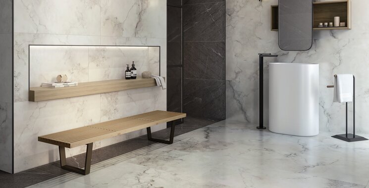 Badgestaltung mit Fliese in eleganter Marmoroptik und Kontrasten in Dunkelgrau