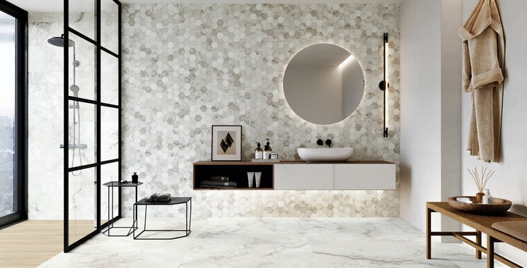 Badezimmer mit großflächiger Fliese in heller Marmoroptik und dekorativen Hexagon-Fliesen