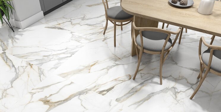 Esszimmer mit hellem Boden in Marmoroptik und wohnlichem Interieur