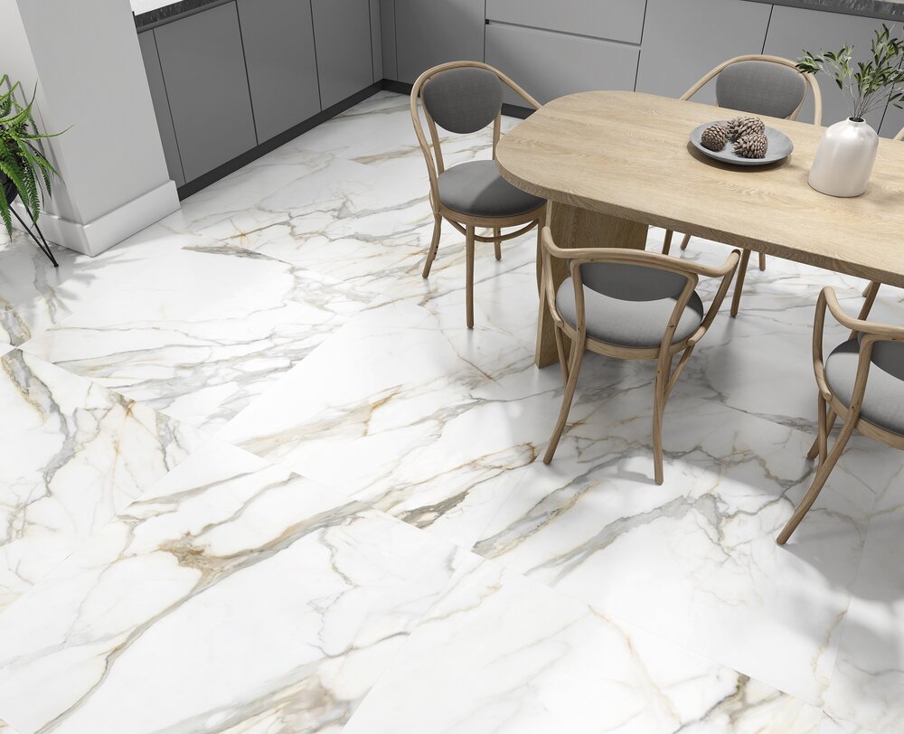 Esszimmer mit hellem Boden in Marmoroptik und wohnlichem Interieur