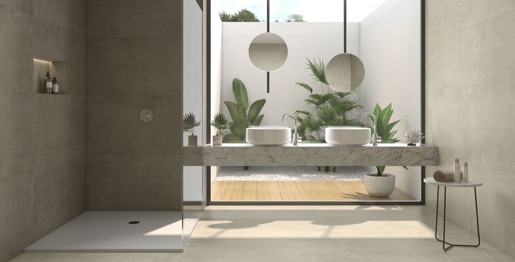 Badezimmer mit zwei Waschbecken, großformatige Fliesen Cannigione mit matter Betonoptik und sanften Naturtönen