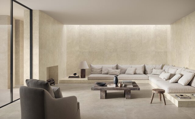 Großzügiger Wohnbereich mit der Fliese Calanna in Natursteinoptik an Wand und Boden – warme, elegante Raumgestaltung mit ruhigem Farbspiel