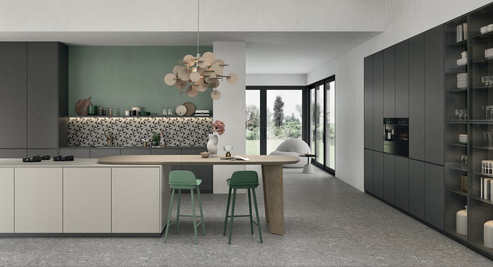 Moderne Natursteinoptikfliesen in schwarzer Küche