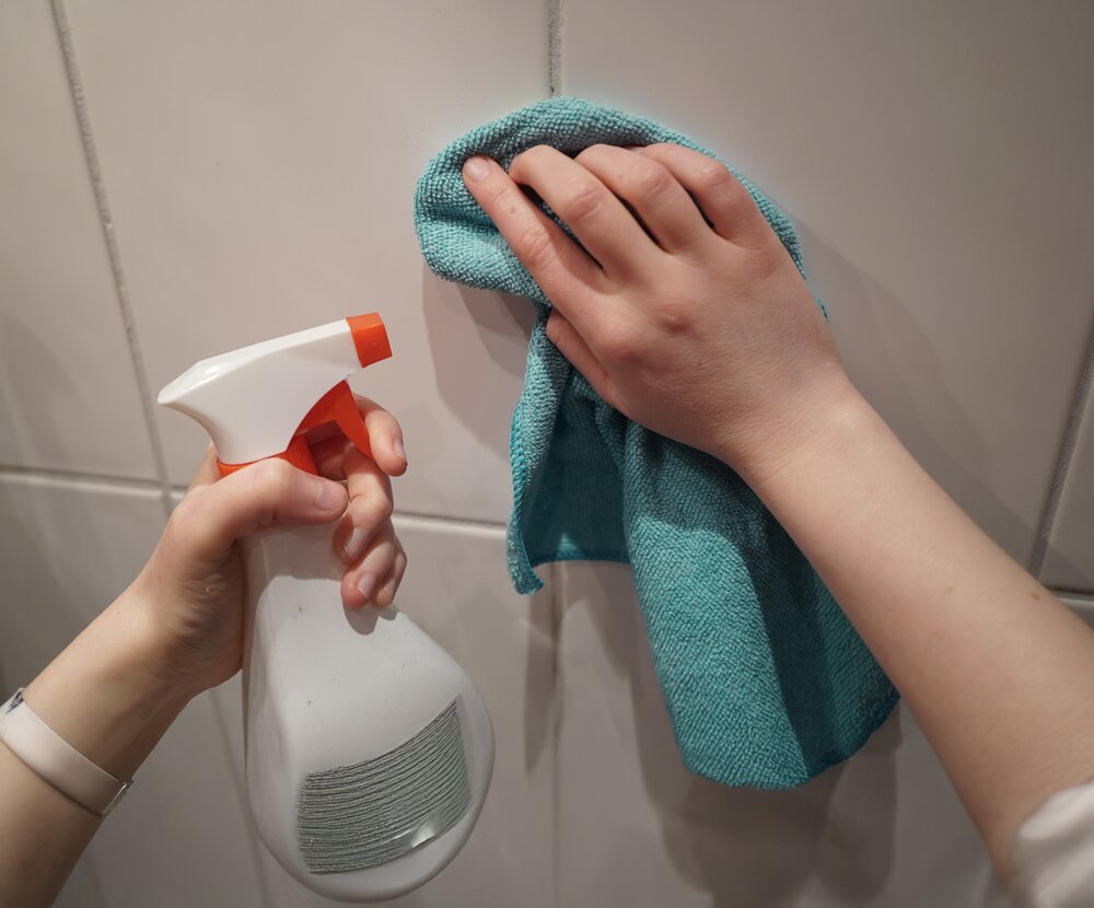 Viren auf Fliesen entfernen