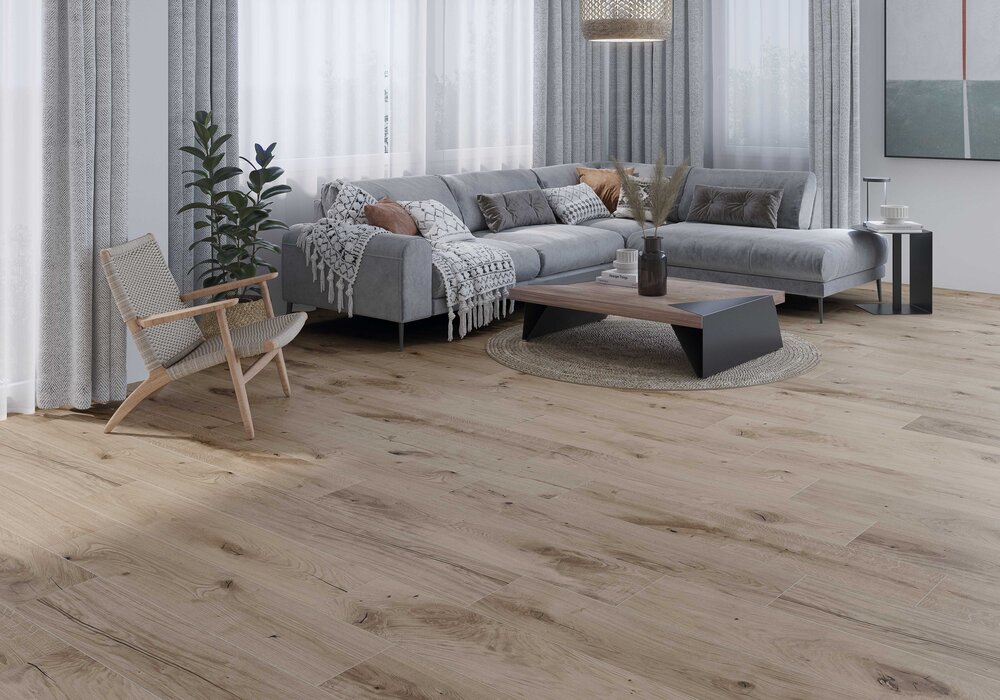 Pavarolo Fliese in Holzoptik im Wohnzimmer mit großem Sofa, Holztisch und lichtdurchflutetem Ambiente