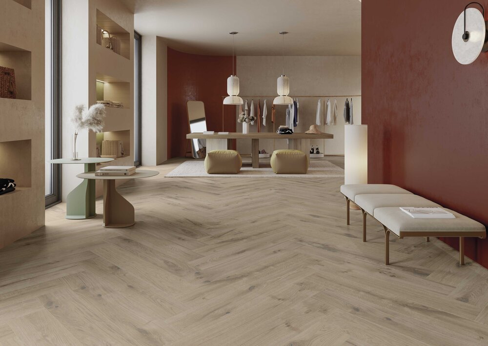 Pavarolo Feinsteinzeug in dunkler Holzoptik im Boutique-Interior mit warmen Wandfarben und stilvoller Präsentation