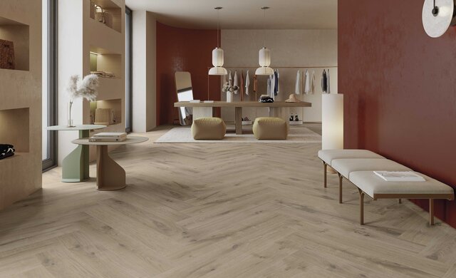 Pavarolo Feinsteinzeug in dunkler Holzoptik im Boutique-Interior mit warmen Wandfarben und stilvoller Präsentation