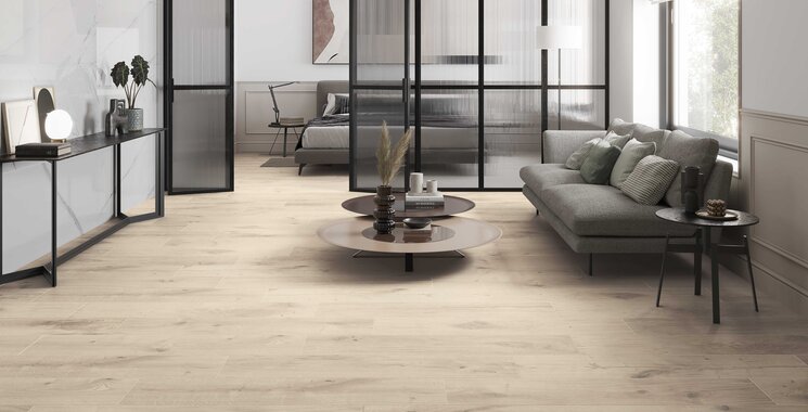 Holzoptik Fliese Pavarolo in heller Eichenoptik im offenen Wohnraum mit schwarzer Glas-Schiebetür und moderner Einrichtung