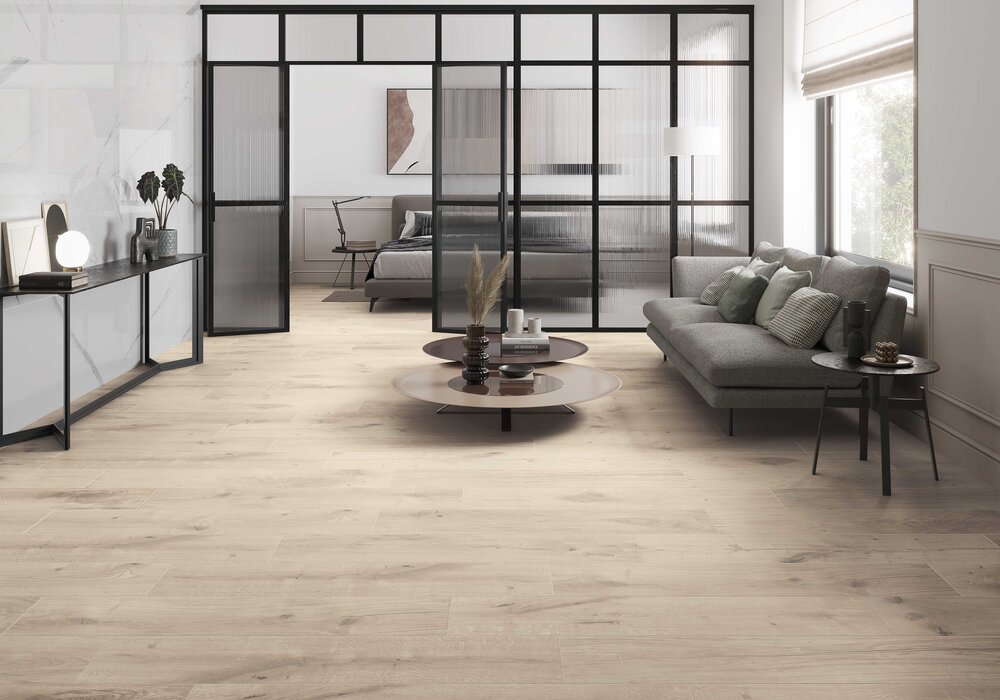 Holzoptik Fliese Pavarolo in heller Eichenoptik im offenen Wohnraum mit schwarzer Glas-Schiebetür und moderner Einrichtung