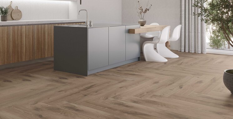 Pavarolo Holzoptik Fliese im Fischgrät verlegt in moderner Küche mit Kochinsel und großen Fensterflächen