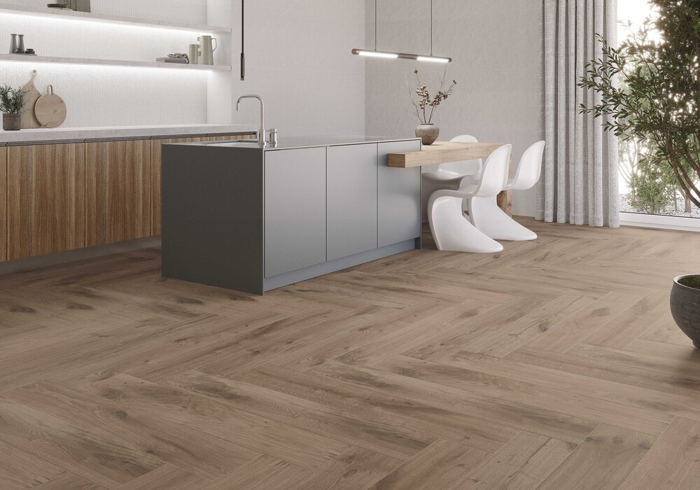 Pavarolo Holzoptik Fliese im Fischgrät verlegt in moderner Küche mit Kochinsel und großen Fensterflächen