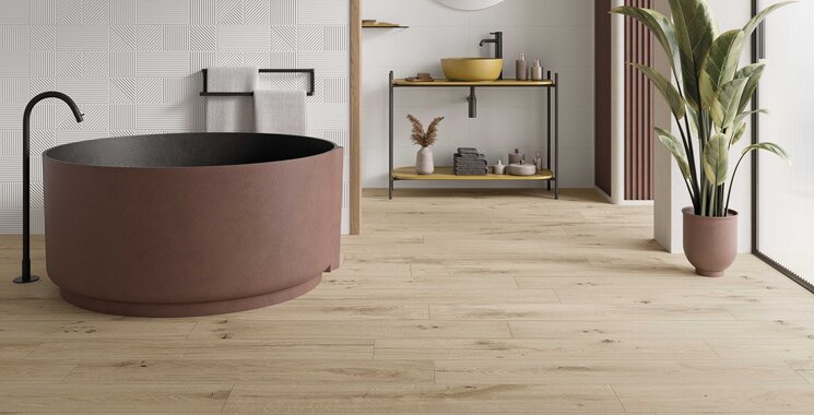 Holzoptik Feinsteinzeug Pavarolo im Badezimmer mit freistehender Badewanne und strukturierter Wandgestaltung
