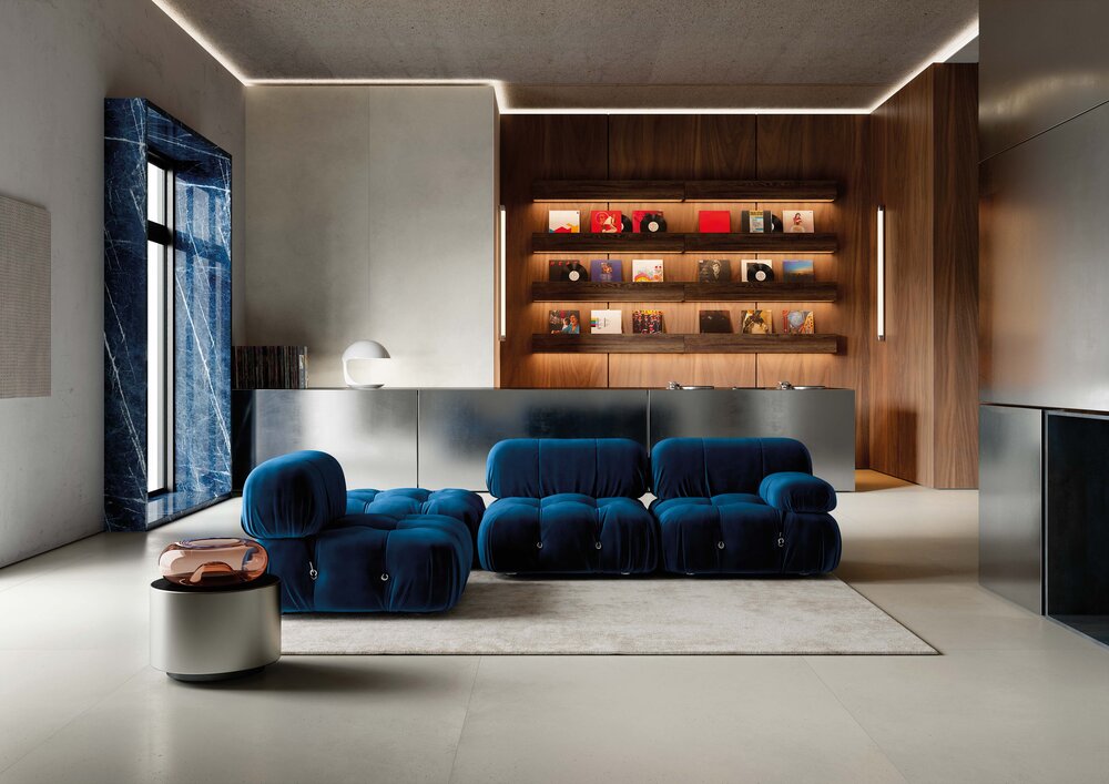 Highlight des Monats Mai 2026 Molarini Betonoptik moderner Wohnraum mit blauem Sofa Holzwand und großformatigem Boden