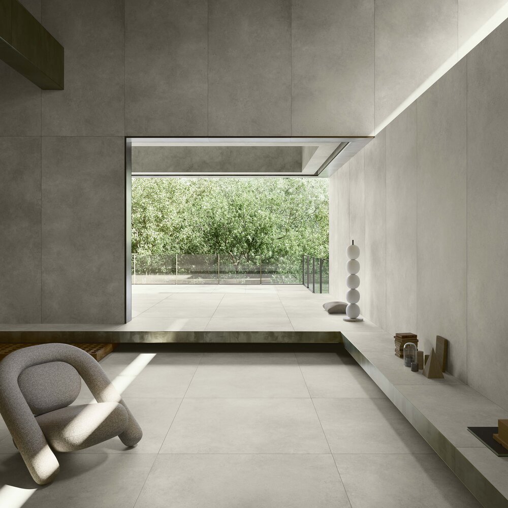 Highlight des Monats Mai 2026 Molarini Betonoptik moderner Innenraum mit großer Öffnung Terrasse und ruhiger Bodenfläche