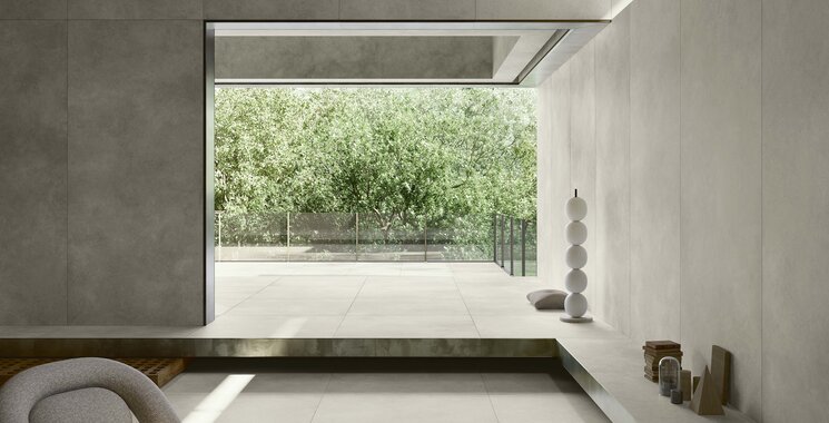 Highlight des Monats Mai 2026 Molarini Betonoptik moderner Innenraum mit großer Öffnung Terrasse und ruhiger Bodenfläche