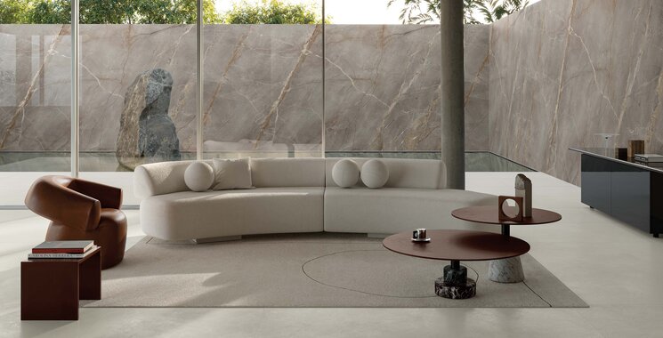 Highlight des Monats Mai 2026 Molarini Betonoptik moderner Wohnbereich mit Sofa großer Fensterfront und ruhigem Boden