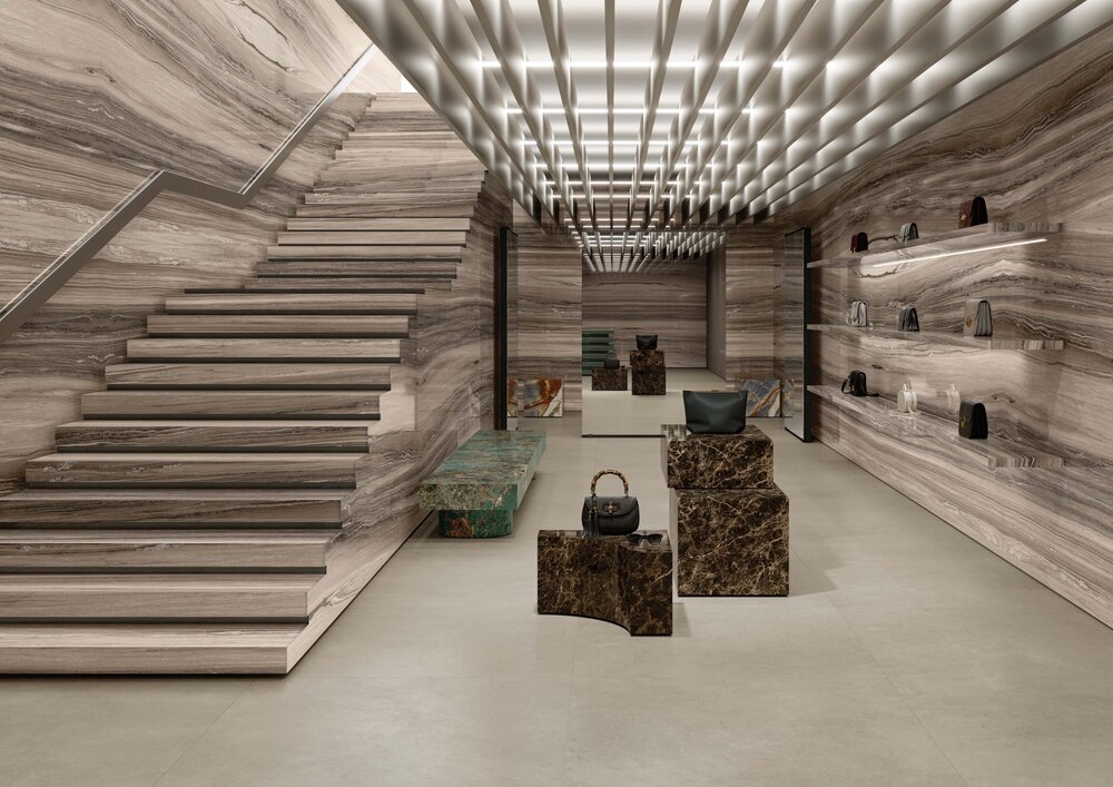 Highlight des Monats Mai 2026 Molarini Betonoptik moderner Innenraum mit Treppe und großflächigem Bodenbelag