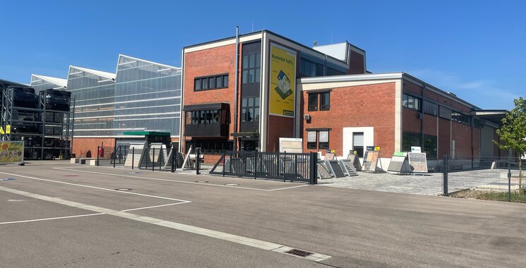 Fliesenhandel Freiburg Gebäudeansicht mit Parkplatz und Ausstellung Fliesen-Kemmler Standort